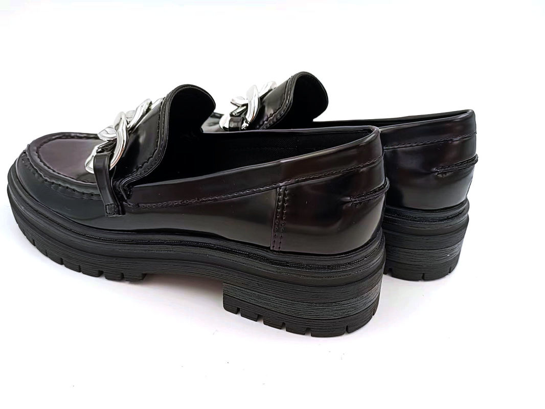 Op maat gemaakte vrouwen ronde teenloafers platte hieltype met leer bovenkant