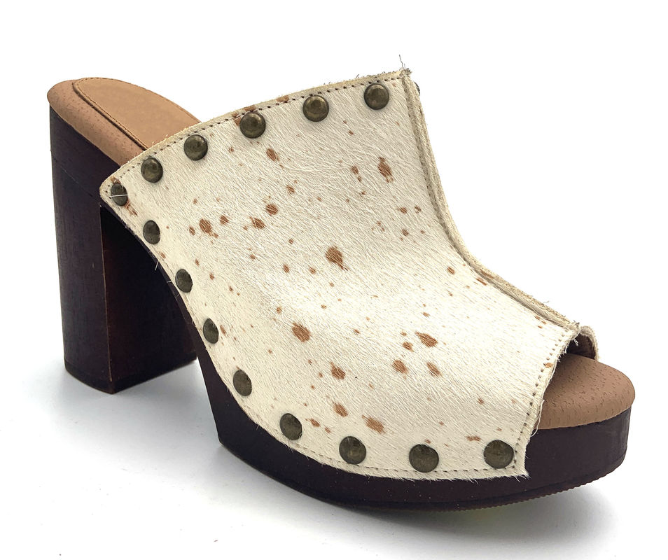 Stiletto mules met gesloten teen en hoge hakken.