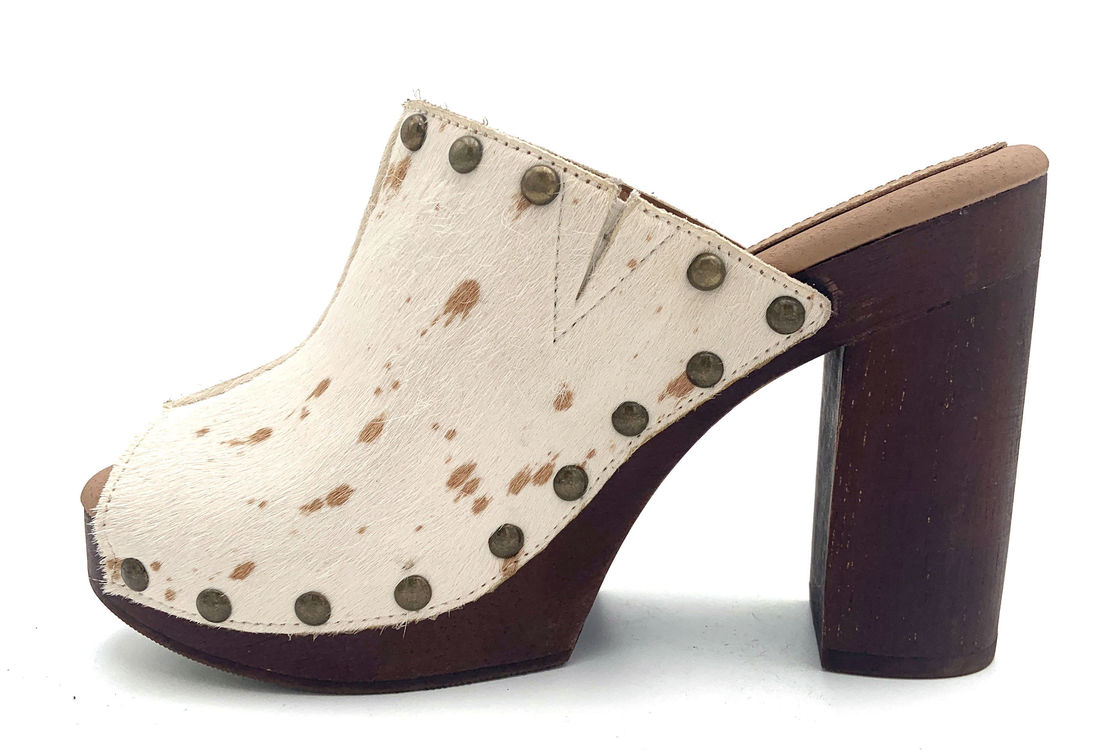 Stiletto mules met gesloten teen en hoge hakken.